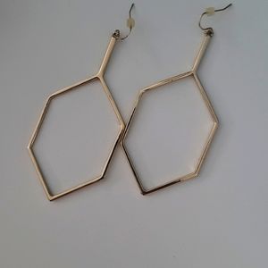 Hexagonal hanging earrings in gold color